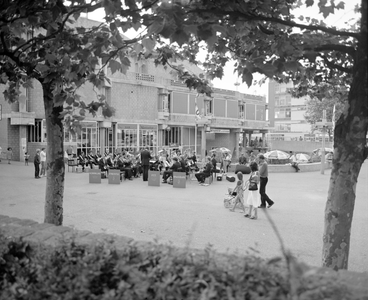 884915 Afbeelding van een zomeravondconcert van de Koninklijke Utrechtse P.T.T. Brassband in de 'kuil' bij het ...